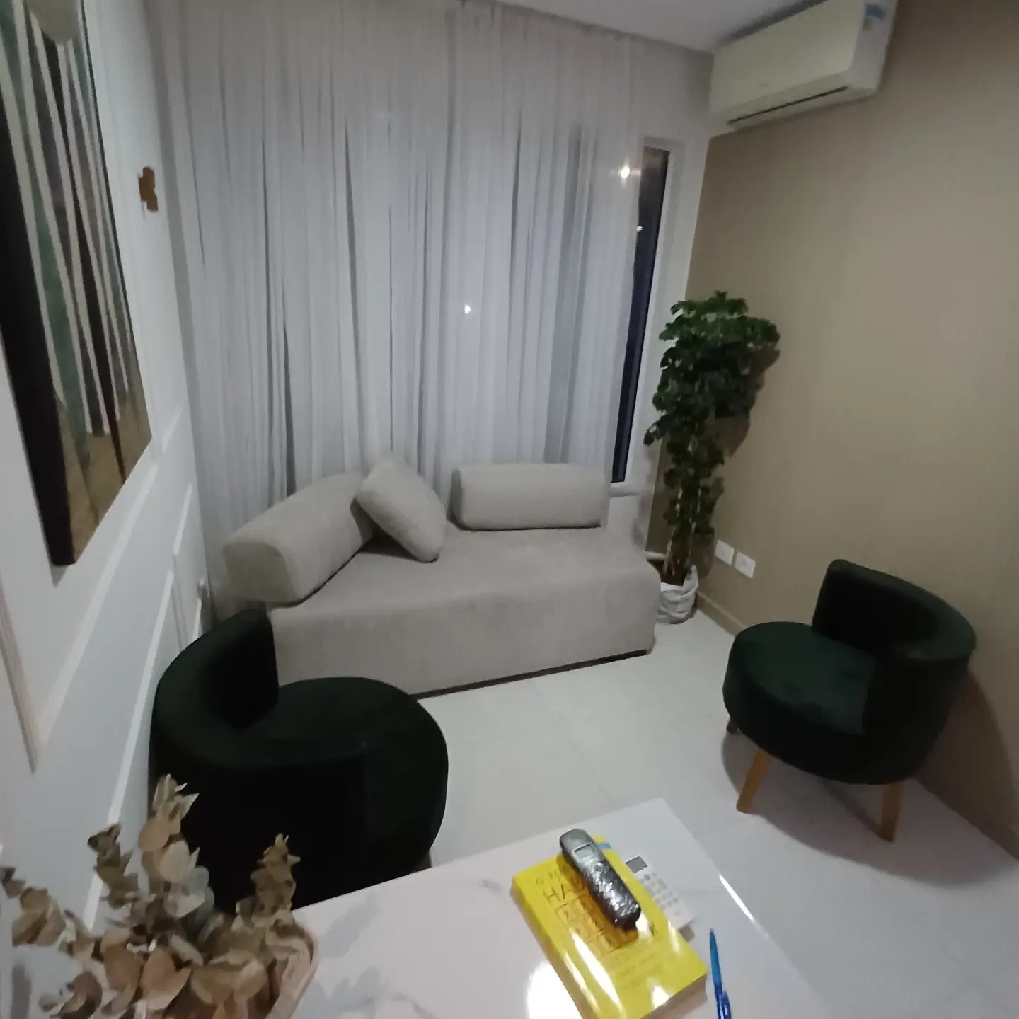 Sala com sofá e poltronas